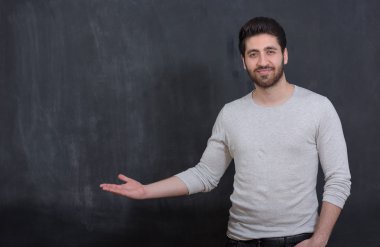 Bir şey kara tahta, gösterilen sakallı yakışıklı adam kopyalama sp