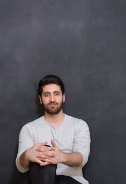 Mutlu genç adam için boş koyu kara tahta ararken