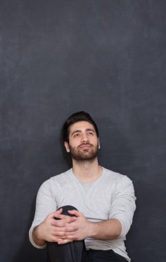 Uzay kopyalamak için seyir mutlu genç adam portresi