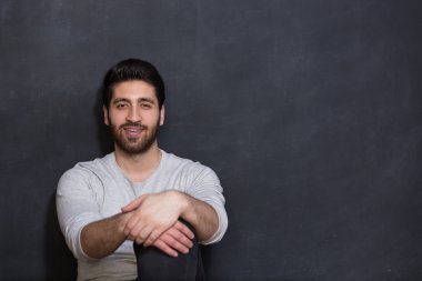 Mutlu genç adam için boş koyu kara tahta ararken