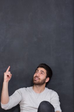 Bir şey kara tahta, gösterilen sakallı yakışıklı adam kopyalama sp