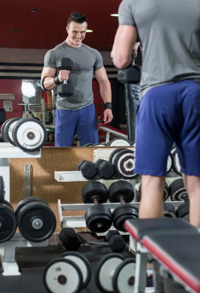 Hombre guapo haciendo ejercicio en el gimnasio — Foto de Stock