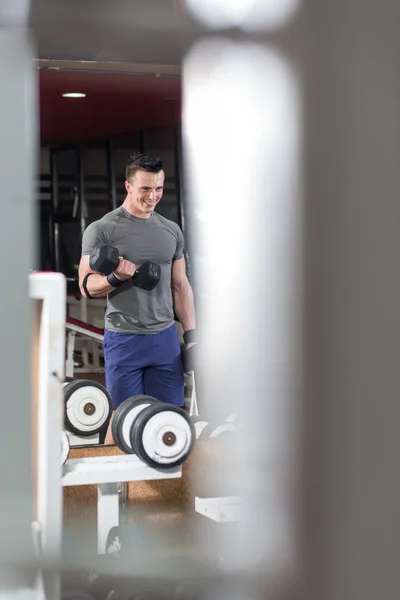 Hombre guapo haciendo ejercicio en el gimnasio — Foto de Stock