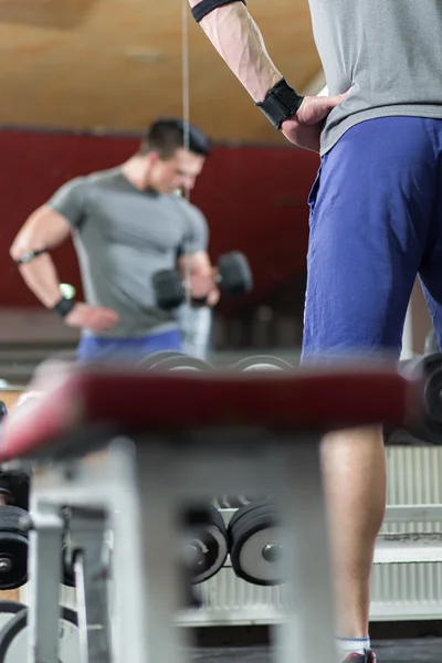 Yakışıklı adam spor salonunda egzersiz — Stok fotoğraf