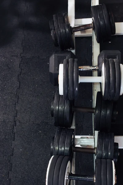 Dumbbells de esportes no clube de esportes moderno. Equipamentos de treinamento de peso — Fotografia de Stock