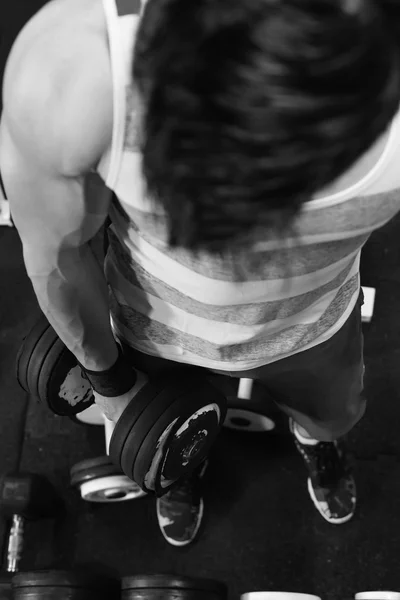 Vista superior del peso de elevación del hombre deportivo en el gimnasio —  Fotos de Stock