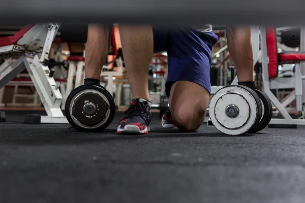 Hombre levantando mancuerna en el gimnasio — Foto de Stock