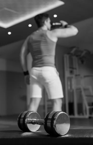 Mancuerna en el piso del gimnasio — Foto de Stock