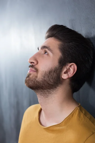 Portret van een modieuze jonge man op donkere achtergrond, chalkboa — Stockfoto