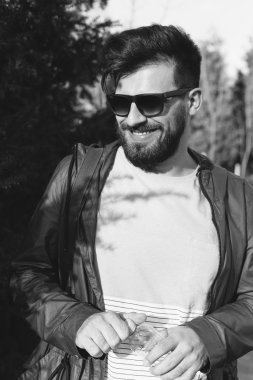 yakışıklı bir adam açık havada