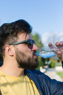 yakışıklı bir adam açık havada