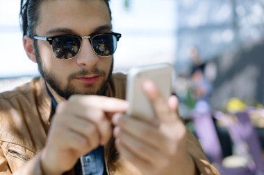 Genç adam bir kafede telefonda