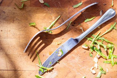 Kirli boş tabak çatal ve bıçak ahşap tablo