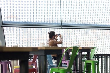 Adam Hipster ara rahat vizyon Cafe rahatla kavramı