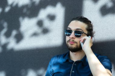 Modern hipster işadamı şehrin içme espresso kahve 