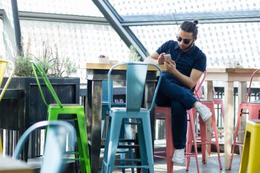 Adam Hipster ara rahat vizyon Cafe rahatla kavramı
