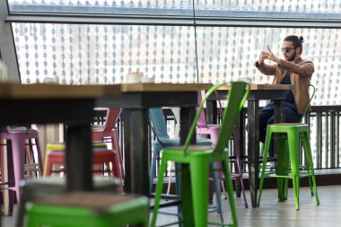 Adam Hipster ara rahat vizyon Cafe rahatla kavramı