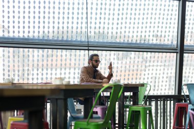 Adam Hipster ara rahat vizyon Cafe rahatla kavramı