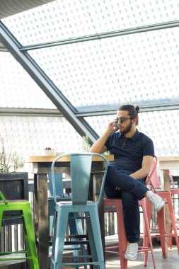 Adam Hipster ara rahat vizyon Cafe rahatla kavramı