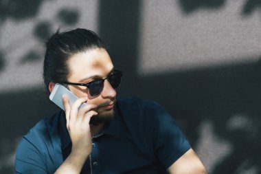 Modern hipster işadamı şehrin içme espresso kahve 