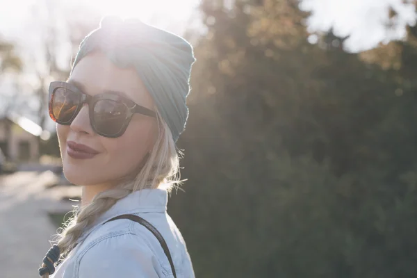 Blondýnka v chůzi venkovní sluneční brýle — Stock fotografie