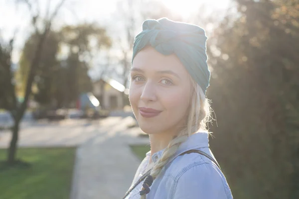 Blondynka w okulary chodzenie zewnątrz — Zdjęcie stockowe