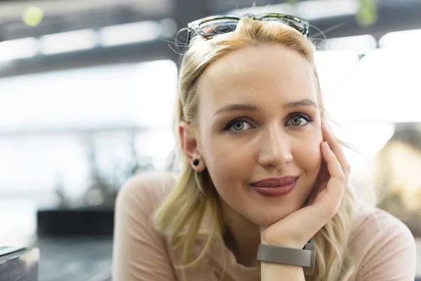 Självsäker ung blond kvinna tittar på kameran — Stockfoto