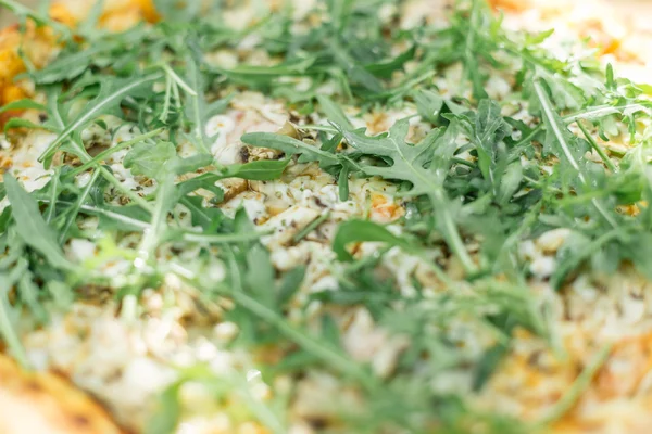 Sebzeler, domates sau geleneksel vejetaryen İtalyan pizza