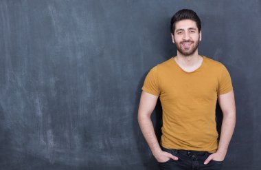 adam bir kara tahta - kopya alanı çizer