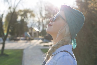 Sarışın açık yürüyüş güneş gözlüğü