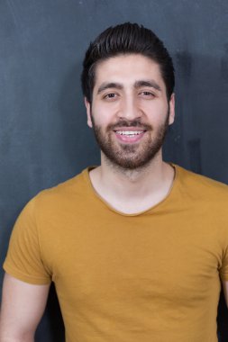 Çekici bir genç adam tahta karşı.