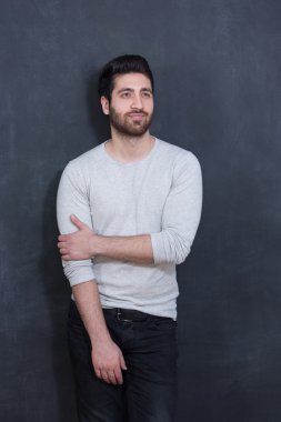 emo bir kara tahta zemin üzerine sakallı genç bir adam