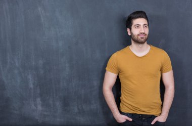 Çekici bir genç adam tahta karşı.