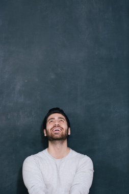 siyah arka planda büyük bir gülümseme ile yakışıklı delikanlı