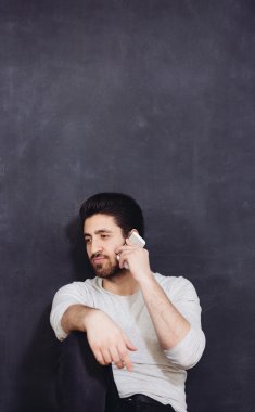 Raslantı yakışıklı. Cep telefonu tutan Arapça yakışıklı genç 