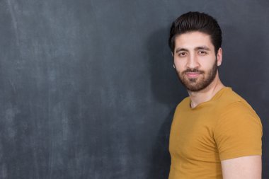 siyah arka plan üzerinde gülümseyen yakışıklı delikanlı. Stüdyo vurdu.