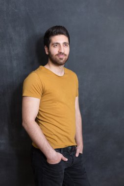 siyah arka plan üzerinde gülümseyen yakışıklı delikanlı. Stüdyo vurdu.