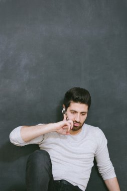 Raslantı yakışıklı. Neşeli genç Arap adam ayakta portresi 