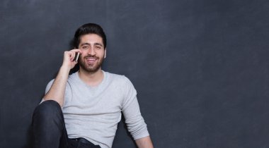 Raslantı yakışıklı. Neşeli genç Arap adam ayakta portresi 