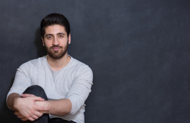 emo bir kara tahta zemin üzerine sakallı genç bir adam