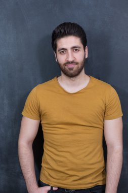 Çekici bir genç adam tahta karşı.