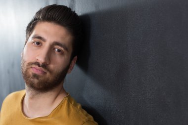 siyah arka plan üzerinde gülümseyen yakışıklı delikanlı. Stüdyo vurdu.