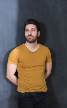 Çekici bir genç adam tahta karşı.