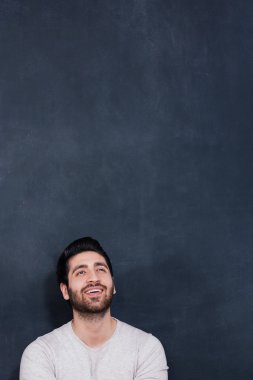 siyah arka planda büyük bir gülümseme ile yakışıklı delikanlı