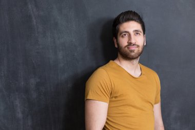 siyah arka plan üzerinde gülümseyen yakışıklı delikanlı. Stüdyo vurdu.