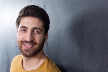 siyah arka plan üzerinde gülümseyen yakışıklı delikanlı. Stüdyo vurdu.