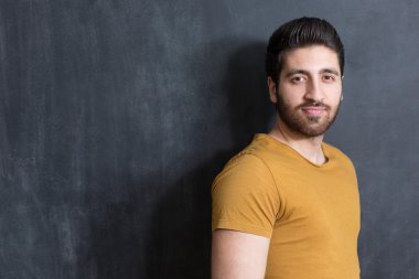 siyah arka plan üzerinde gülümseyen yakışıklı delikanlı. Stüdyo vurdu.