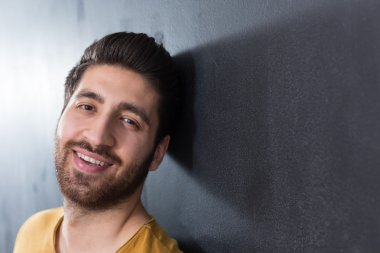 siyah arka plan üzerinde gülümseyen yakışıklı delikanlı. Stüdyo vurdu.