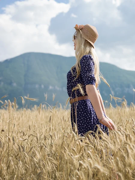 Retrato de uma mulher no campo de cereais dourados no verão — Fotografia de Stock