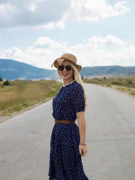 Hippie mulher na estrada — Fotografia de Stock